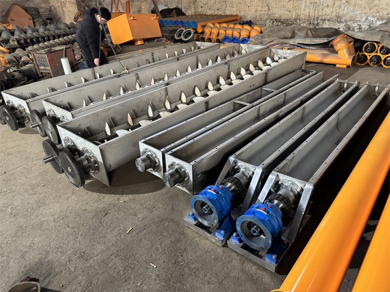 工厂螺旋输送机加紧生成中