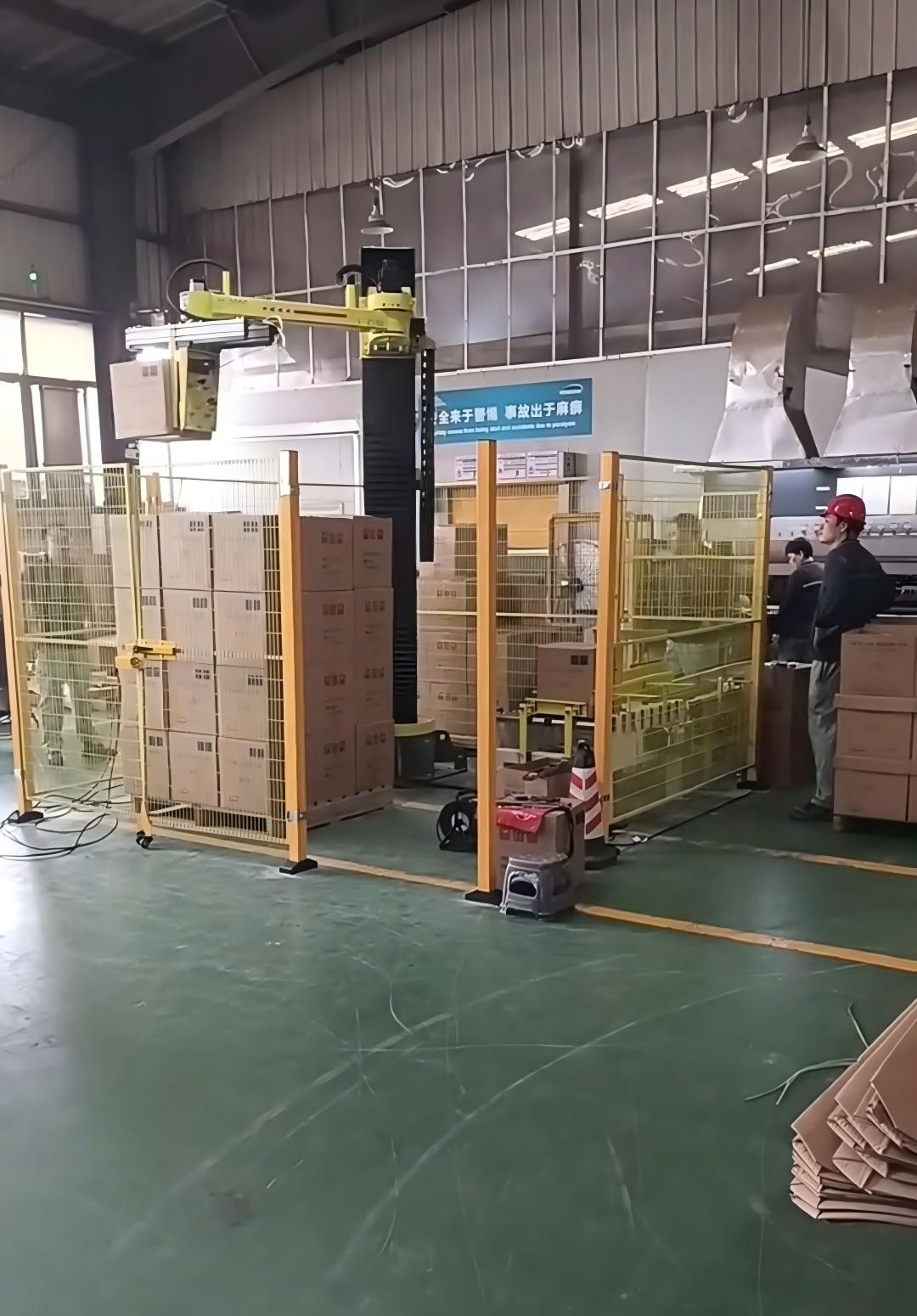 郑州纸箱包装企业码垛案例：立柱码垛机器人纸箱成品码垛应用